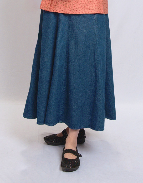 Modest skirt with pockets in Denim